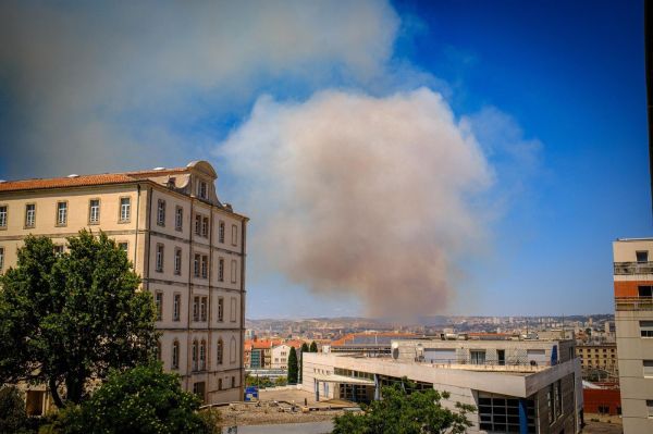 Incendie à Marseille : aéroport fermé, le feu se propage à une vitesse « très rapide »