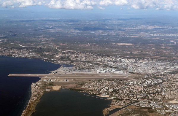 Incendie près de Marseille : l'aéroport fermé en urgence face à une propagation « très rapide »