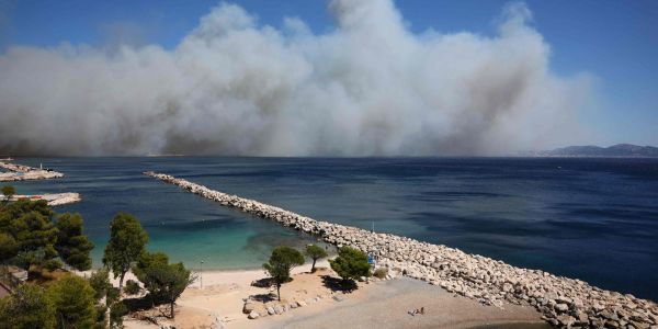 En direct, incendies : l'aéroport de Marseille fermé en raison d'un feu à proximité ; près de Narbonne, les pompiers prévoient un « après-midi difficile »