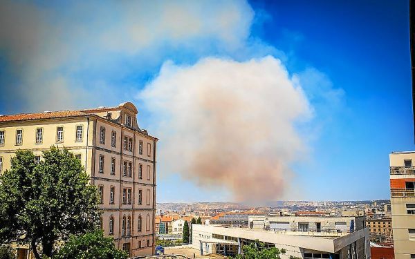 Incendie au nord de Marseille : l'aéroport fermé, des lotissements évacués et un Ehpad menacé