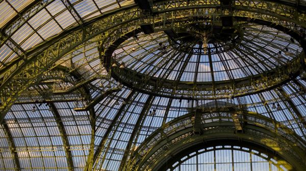 Chanel illumine le Grand Palais : un rideau de lumière monumental de 8 mètres de haut dévoilé à Paris