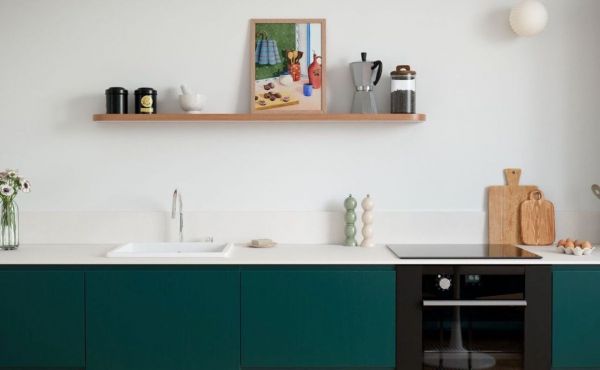 Le blanc n'est plus roi dans la cuisine : ces couleurs plus modernes prennent le relais en 2025