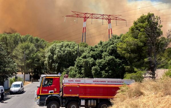 Violent incendie à Marseille : l’aéroport et l’A5 sont fermés, les habitants évacués ou confinés