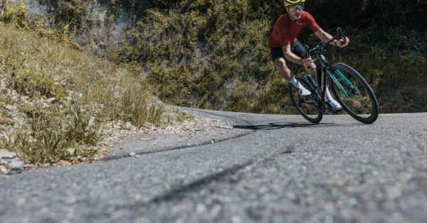 Isère. « C'est grisant ! » : quand les rois de la descente flirtent avec les 100 km/h pour décrocher un KOM Strava