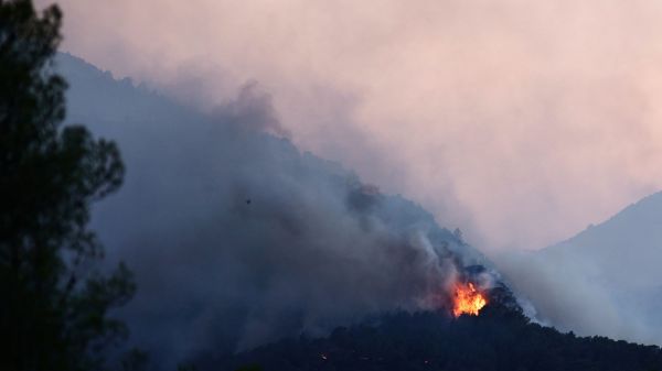 "On a vu des flammes descendre de la montagne" : dans le nord-est de l'Espagne, des milliers de personnes confinées alors qu'un feu de forêt progresse