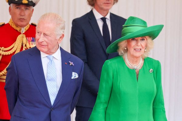 Emmanuel et Brigitte Macron au Royaume-Uni : Camilla Parker Bowles recycle sa tenue criarde, on ne voit qu'elle