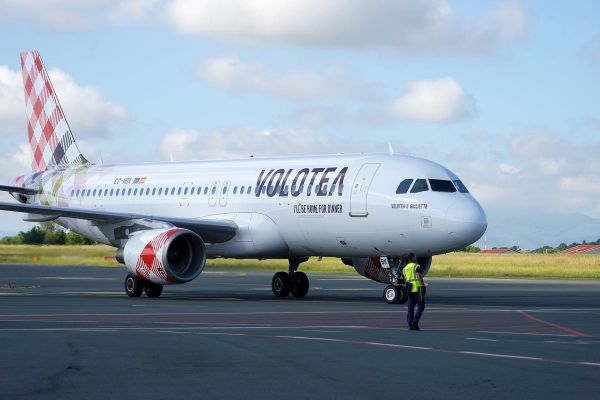 Un homme meurt aspiré par le moteur d'un avion, les vols suspendus dans l'un des plus grands aéroports d'Italie