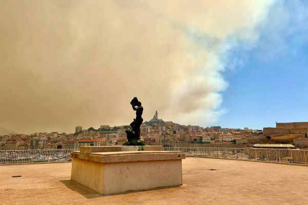 Marseille : un incendie parti de l'A552 menace les quartiers nord