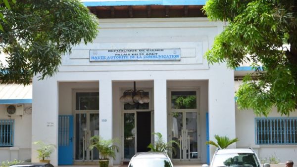 Guinée : la HAC réagit à un commentaire sur France 24 et saisit la PDG de France Médias Monde