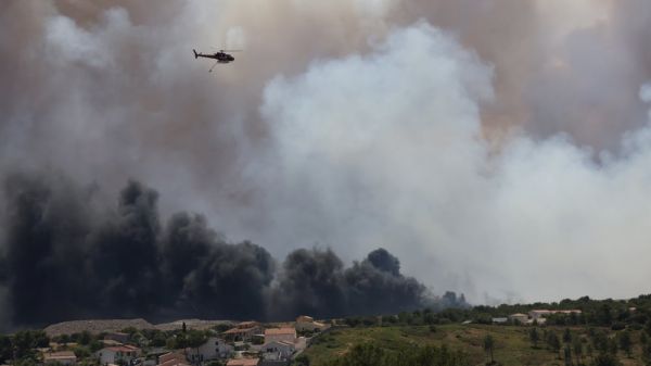 "C'est l'apocalypse" : face aux violents incendies, les habitants des Pennes-Mirabeau témoignent du chaos