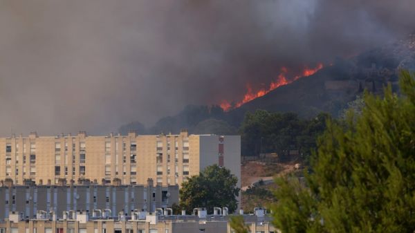 Incendie aux portes de Marseille : 3 gymnases ouverts, le front du feu très large... le point sur la situation à 16h