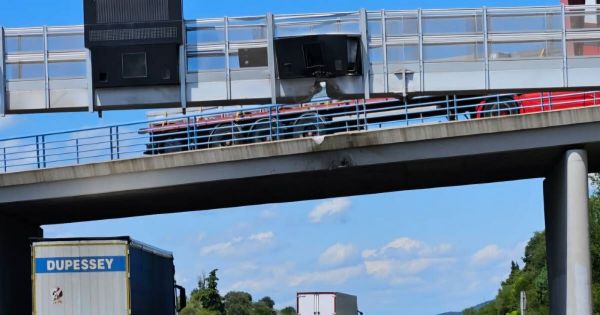 Drôme. Un camion-grue percute un panneau d'informations et le tablier d'un pont : l'A7 coupée en direction de Lyon