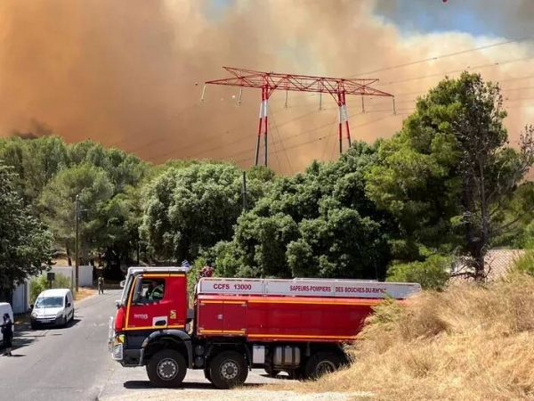Les images impressionnantes de l'incendie en cours aux portes de Marseille qui a entraîné la fermeture de l'aéroport