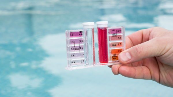Irritations et gaz dans la piscine : il mélange de l'acide avec du chlore et crée une dangereuse réaction chimique