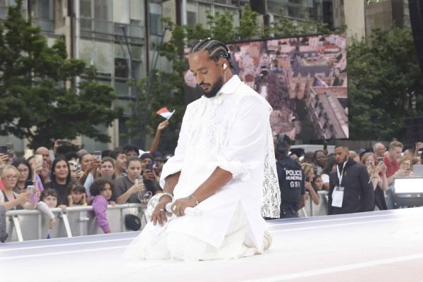 Slimane réapparaît enfin au côté de Vitaa au défilé Stéphane Rolland : le duo éblouit tout en blanc
