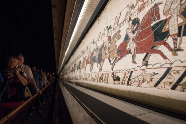 Emmanuel Macron au Royaume-Uni : le président annonce que la tapisserie de Bayeux va être prêtée à Londres, une première en 900 ans