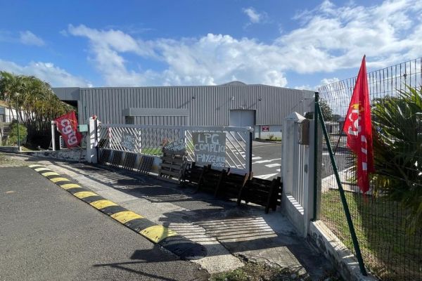 Centre d'empotage de banane à Capesterre-Belle-Eau bloqué : les ouvriers agricoles réclament leurs salaires depuis février