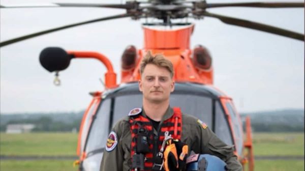 «Je n'ai jamais rien vu d'aussi tragique de ma vie»: un nageur sauveteur de 26 ans sauve 165 enfants des inondations au Texas