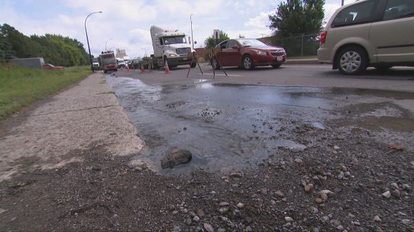 Rupture de conduite: un tronçon de la rue Notre-Dame fermé à Montréal