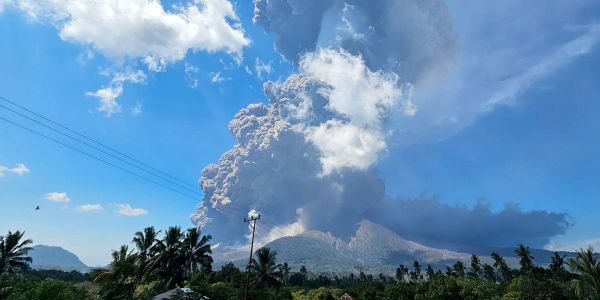 Spectaculaire éruption en Indonésie: Le volcan Lewotobi Laki-Laki est entré en éruption