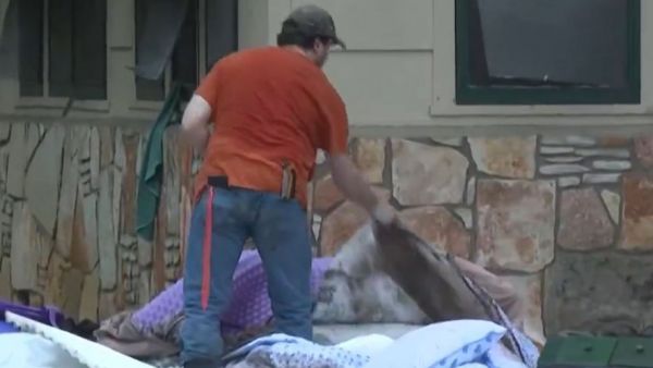 Inondations au Texas : "Ma fille était ici", la vidéo déchirante d'un père cherchant désespérément son enfant de 8 ans dans les décombres d'une colonie de vacances
