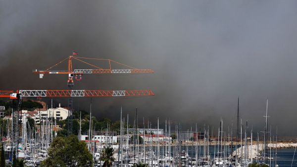 Marseille en proie à un violent incendie , les habitants sont appelés à limiter "au maximum" leur déplacements