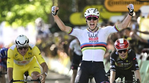 Tour de France 2025 : 100e victoire pour Tadej Pogacar devant Mathieu van der Poel qui reste en jaune à l'issue de la 4e étape
