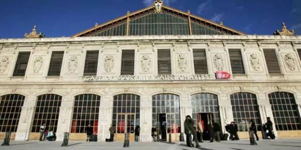 Incendie aux portes de Marseille: la gare Saint-Charles fermée, la circulation des trains interrompue au départ et à l'arrivée