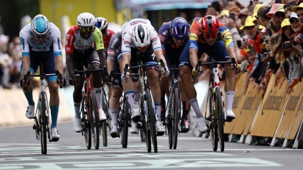 Attaque au couteau en plein Tour de France : un homme arrêté après avoir poignardé un CRS près de l'arrivée de l'étape du jour