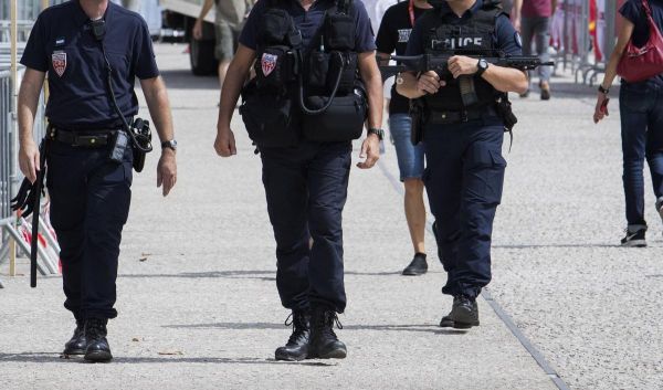 Tour de France : un homme armé d'un couteau blesse un policier, un autre lui tire dans la jambe et l'interpelle
