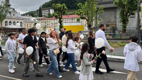 "Elle était si gentille" : des centaines de personnes rassemblées à Morez en hommage à Maria, tuée par son ex-compagnon
