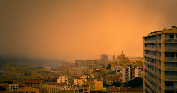 En images. « Confinez-vous » : Marseille encerclée par les flammes et les fumées