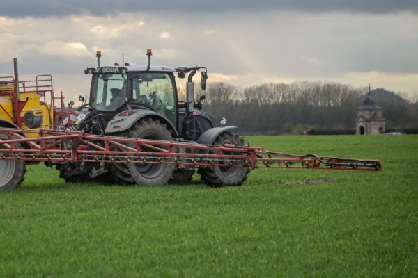 Victime des pesticides, il dénonce la loi Duplomb : "Aujourd'hui, on sait. Donc pour moi, ceux qui continuent, ils sont coupables"