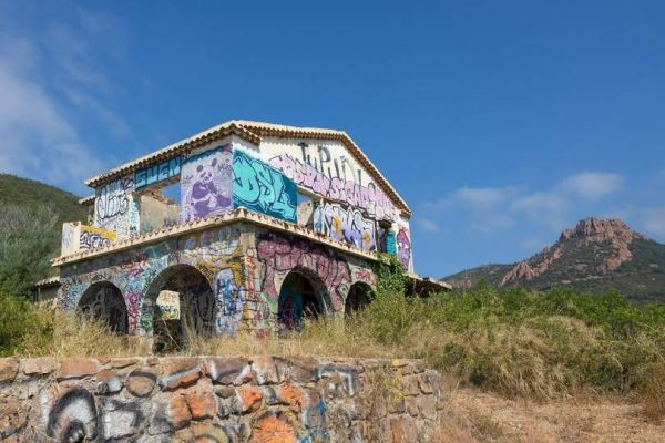 À Saint-Raphaël, au cœur de l'Estérel, âpre débat et imbroglio autour de la villa Martel