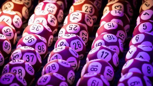 "J'ai eu cette prémonition" : une femme jette par erreur son ticket gagnant à la poubelle, elle le récupère et empoche près de 70 000 euros