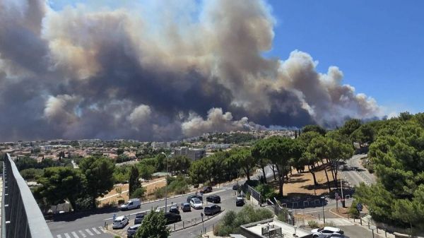 Violent incendie aux Pennes-Mirabeau : les images impressionnantes de l'épaisse fumée noire qui envahit Marseille