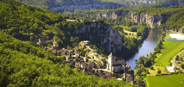 Tourisme : Saint-Cirq-Lapopie, un joyau médiéval suspendu au-dessus du Lot, à trois heures de Bordeaux
