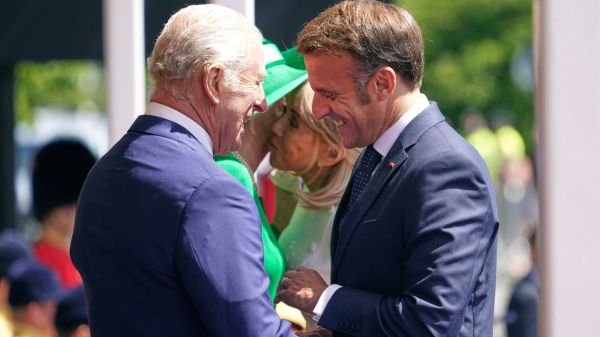 Visite officielle d'Emmanuel Macron à Windsor: a-t-on le droit de toucher le roi?