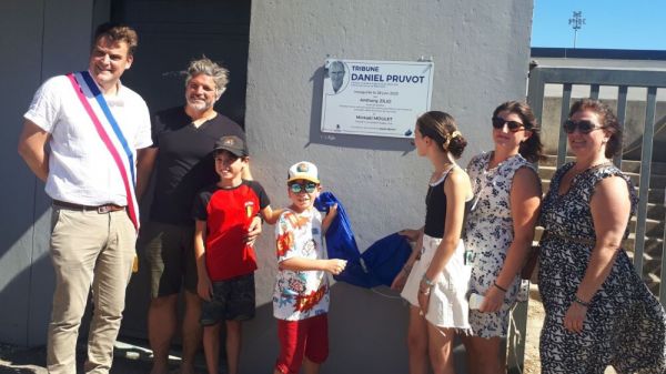 Le nom de l'ancien président du Rugby club de Bollène Daniel Pruvot donné à la tribune du stade Anquetil