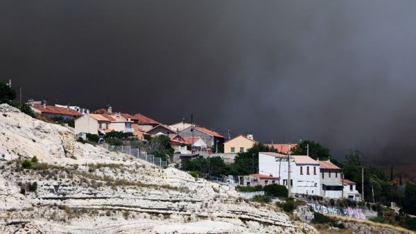 Habitants confinés ou évacués, aéroport fermé, trains à l'arrêt... Ce que l'on sait du violent incendie à Marseille