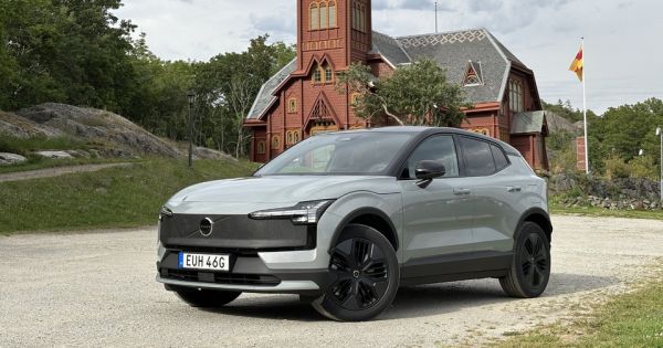 Le Volvo EX30 Cross Country va plus loin... mais moins loin