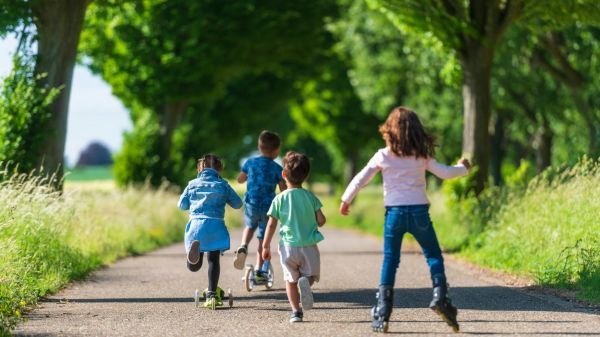 Ces parents veulent que leurs enfants vivent « un été des années 90 », mais est-ce réaliste ?