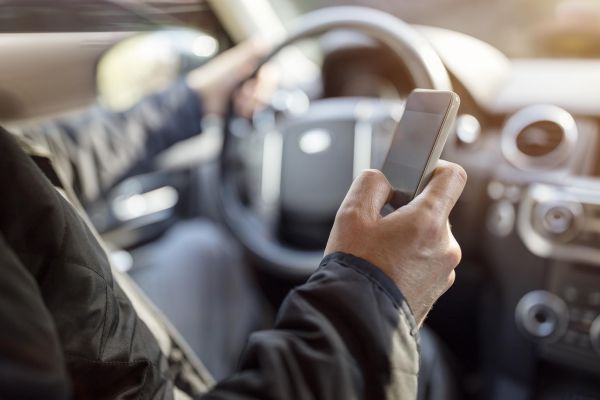 Pas besoin de toucher le téléphone pour être distrait : cette étude révèle un autre impact méconnu du smartphone en voiture