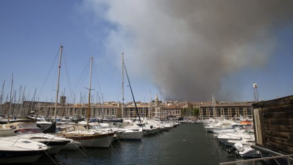 Incendie à Marseille : "la vitesse de propagation du feu est très rapide"... 700 hectares de parcourus et des flammes aux portes de la ville