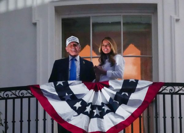 Melania et Donald Trump se bécotent en public et tout le monde tombe de sa chaise !