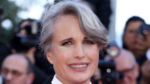 Selon cette maquilleuse professionnelle de 66 ans, ce produit de maquillage est idéal pour lifter le visage après 50 ans