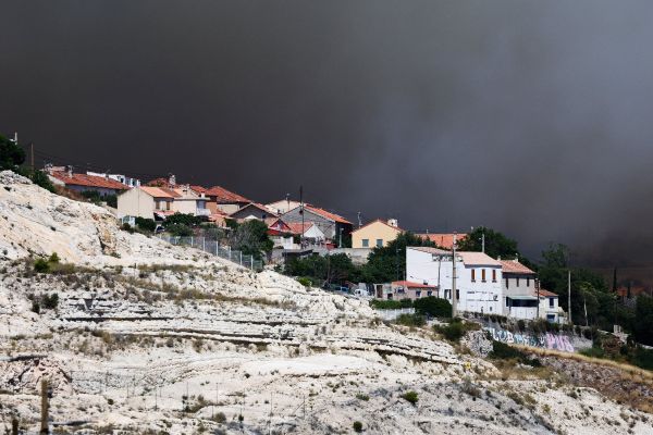 Des incendies font rage dans le sud, les flammes atteignent Marseille