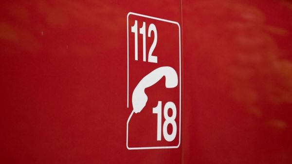 Un incendie brûle au moins 400 hectares près de Castelnau-de-Guers dans l'Hérault, l'autoroute A9 fermée dans les deux sens