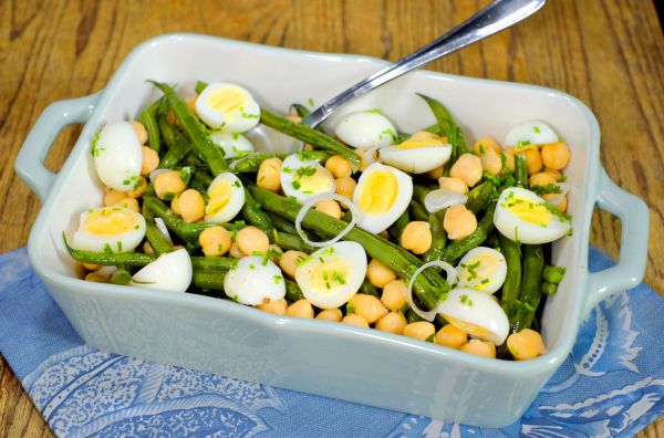 Salade de haricots vertS, pois chiche et oeufs de caille, vinaigrette noisette