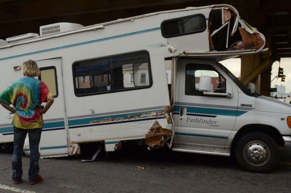 Un hippie suisse crashe son campingcar à Brooklyn